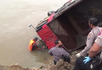 Mobil Kecemplung Sungai 