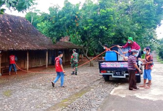 Babinsa Pojok Koramil 13/Nogosari Kodim 0724/Boyolali Serda Mokhamad Juanto bersama Ormas Pemuda Pancasila Ranting Desa Pojok melaksanakan penyemprotan disinfektan di wilayah Desa Pojok, Kecamatan Nogosari, Kabupaten Boyolali. Jum’at ( 22/01).