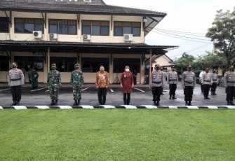 Polda Jawa Tengah, Kepolisian Resort Batang menggelar upacara serah terima jabatan pejabat di wilayah hukum Polres Batang Serah terima jabatan Kapolsek Batang, Kapolsek Tersono, Kabagops, Kabagsumda dan Kasatpolair, kegiatan ini dilaksanakan di Lapangan upacara Polres Batang. Jum'at  ( 22/1/21 ).