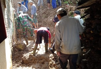 Tanah longsor menimpa rumah warga 