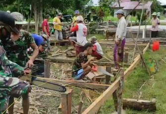 Satgas Pamtas RI-MLY Yonif 407/PK beserta 6 orang anggota melaksanakan kegiatan karya bakti membantu membangun rumah bapak Dayah Alysius