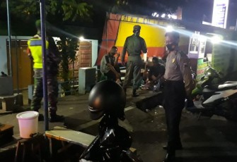Anggota Koramil 14/Jatisrono Serma Suradi beserta Serda Agus Prihatin dan anggota Polsek Jatisrono Aiptu Sudi serta Bripka Gatot secara bersinergi menggelar Patroli penegakan disiplin Covid-19 dan penerapan PPKM, Jum'at(22/1)