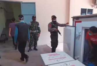 Empat mobil jenis truk boks khusus dari Dinas Kesehatan Provinsi Jawa Tengah datang dengan pengawalan pihak aparat baik dari Polres Boyolali Maupun Kodim 0724/Boyolali