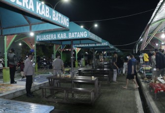 Tim Satuan Tugas Penanganan dan Pengendalian Covid-19 Kabupaten Batang Jawa Tengah Membubarkan Kerumunan Orang dan Menindak Sejumlah Pelaku Usaha Yang Melebihi Kegiatan Ekonomi Pukul 20 00 WIB Diwilayah Kecamatan Batang