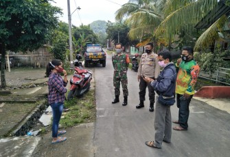 Babinsa Wonosegoro Koramil 17/Wonosegoro Kodim 0724/Boyolali Sertu Budi Catur, Babinkamtibmas Polsek Wonosegoro Aipda Cahyo, Bripka Heru beserta Kepala Seksi Seksi Ketentraman dan Ketertiban  Kecamatan Wonosegoro Siswanto beserta puskesmas Wonosegoro melaksanakan tracking Pasien Covid-19. Senin (25/01)