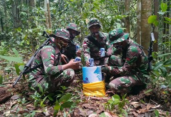Satgas Pamtas RI-MLY Yonif 407/PK kembali berhasil menggagalkan penyelundupan barang terlarang dari Malaysia. Kali ini, puluhan kaleng miras berhasil diamankan dijalan tikus Desa Nanga Bayan Kec. Ketungau Hulu Kab.Sintang, Kalimantan Barat.