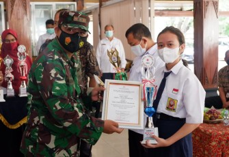 Komandan Kodim 0727/Karanganyar Letkol Inf Ikhsan Agung Widyo Wibowo, S.I.P.  menyerahkan penghargaan berupa Tropy, uang pembinaan dan Piagam kepada SMP Negeri 1 Karanganyar.