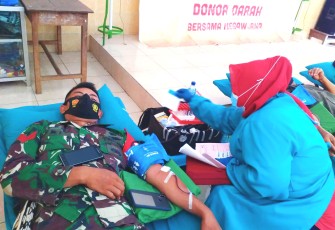 Anggota Koramil 13/Nogosari Kodim 0724/Boyolali Koptu Supriyadi bersama warga Dukuh Mencil, Desa Glonggong Kecamatan Nogosari, Kabupaten Boyolali melaksanakan Donor darah.