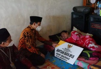 Wakil Walikota Bengkulu Dedy Wahyudi Saat Memberikan Bantuan Biaya BPJS Kepada Linda Warga Tanjung Agung Kota Bengkulu