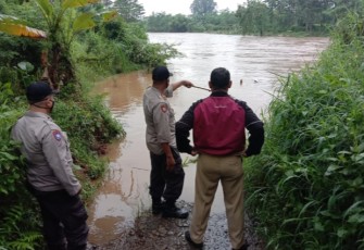 Kapolsek Warungasem Polres Batang AKP Herry Suprobo Melakukan Pengecekan Debit Air Kalikupang