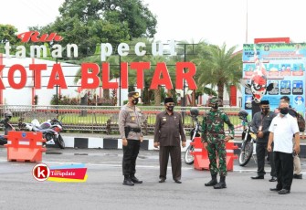 Pgs. Dandim 0808/Blitar, Walikota Blitar dan Kapolres Blitar Kota di Operasi Yustisi Usai Apel PPKM (foto : Faisal NR / Klikwarta.com) 