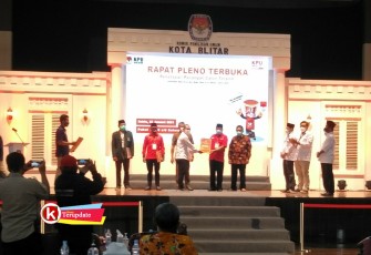 Walikota Blitar Terpilih Santoso (lima dari kanan) Terima Dokumen Penetapan Paslon Terpilih Walikota dan Wakil Walikota Blitar (foto : Faisal NR / Klikwarta.com Blitar) 