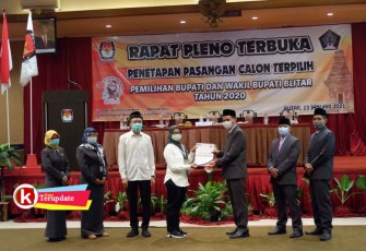Mak Rini Terima Dokumen Penetapan Pemenang Pilkada Serentak Tahun 2020 Kabupaten Blitar (foto : Faisal NR / Klikwarta.com Blitar) 