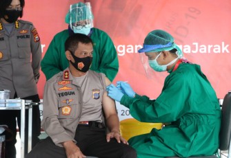 Kapolda Bengkulu Irjen Pol Drs Teguh Sarwono M SI di Suntik Vaksin Kedua di RS M Yunus