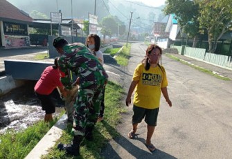 Babinsa Bersama Perangkat Kelurahan Gelar Kerja Bhakti Bersama Warga