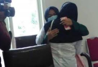Air Mata Agesti Ayu Wulandari (19) Tumpah di Pelukan Ibunya Sumiyatun Saat Mereka Bertemu di Kejaksaan Negeri Demak