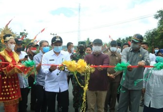 Wakil Bupati Bengkulu Utara Arie Septia Adinata SE MAP Mendampingi Gubernur Provinsi Bengkulu Dr. H. Rohidin Mersyah, MMA Saat Meresmikan Jembatan Tanjung Agung Palik Kabupaten Bengkulu Utara