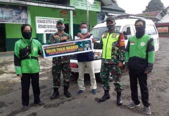 Koramil 14/Jatisrono Sertu Lasto, Serda Firman S, Polsek Jatisrono Aiptu Nanang Bribtu Agus pamungkas, Puskesmas 1 jatisrono Edi Asmoro AMK foto bersama