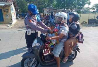 Kapolsek Brangsong AKP Amin Supangat SH MH bagikan masker ke masyarakat yang  tidak memakai masker