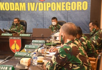 Pangdam IV/Diponegoro Mayjen TNI Bakti Agus Fadjari, S.I.P., M.Si. bersama Kasdam IV/Diponegoro dan para Asisten Kasdam IV/Diponegoro mengikuti Video Conference Taklimat Awal Pengawasan dan Pemeriksaan Tim BPK RI atas Laporan Keuangan Kementerian Pertahanan Tahun 2020 U.O. TNI AD Kodam IV/Diponegoro. Senin, (1/2/2021)