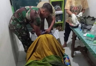 Personel Satuan Tugas Pengamanan Perbatasan (Satgas Pamtas) RI-MLY Yonif 407/PK membantu proses persalinan warga yang melahirkan dalam keadaan emergency bertempat di Pos Kout, Kampung Entaja, Desa Senaning, Kecamatan Ketungau Hulu, Kabupaten Sintang, Kalbar. Minggu Kemain (31/01/2021)