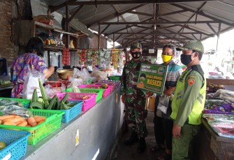 Babinsa Kelurahan Banjarsari Koramil 02/Banjarsari Kodim 0735/Surakarta Serda Mujono dan Koptu Enfri bersama Linmas melaksanakan pengecekan Protokol Kesehatan dan kegiatan Pemberlakuan Pembatasan Kegiatan Masyarakat ( PPKM ) dalam rangka penanganan Virus Pendemi Covid -19 di pasar Tradisional Joglo Jln. Kolonel Sugiono, (02/02/2021).