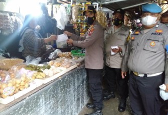 Kapolsek Kaliwungu AKP. Aryanindita  Bagasatwika M, S.I.K M.H.memberikan masker ke pedagang di pasar Gladak