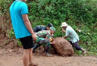 Babinsa Desa Sangu banyu Kodim 0736/Batang Koptu Dodik.bersama warga Dusun Pesanggrahan adalah melakukan kerja bhakti pembersihan tanah dan batu. 