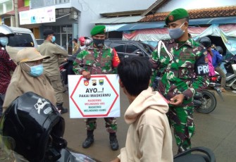 Danramil 11/Warungasem Kapten Cba Dwi Kistanto Saat Melaksanakan Operasi Yustisi