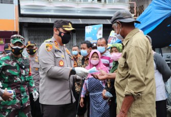 Kapolres Kendal Polda Jawa Tengah AKBP Raphael Sandhy Cahya Priambodo, S.I.K. memberikan masker kepada masyarakat yang tidak laksanakan Protokol kesehatan