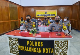 Kapolres Pekalongan Kota AKBP M Irwan Susanto S.I.K,SH.MH saat pimpin rapat bersama para PJU dan Staf di kantor Eks Wil Pekalongan Kamis ( 4/2)2021 )