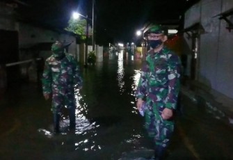 Danramil 10/Batang bersama anggota jaga melakukan patroli malam kesemua titik lokasi paska banjir yang terjadi di wilayah Kec. Batang, Sabtu (6/2/21) malam.
