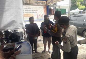 Kapolsek Weleri AKP Miyardi SH.,bersama Kanit Binmas Polsek Weleri Aiptu Muslich A, SH bersama Anggota BKTM melaksanakan Sosialisasi *Gerakan Jateng di Rumah Saja* pada hari Sabtu dan Minggu tanggal 6 dan 7 Februari 2021 dan pembagian masker kepada nasabah Bank BRI Unit Penaruban  Weleri Kendal, Minggu 7/2/2021.