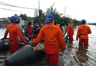 Tim SAR Ditpolairud dan Satbrimob Polda Jateng melaksanakan evakuasi masyarakat dan tenaga kesehatan yang terdampak banjir dengan menggunakan truk dinas dan perahu karet, Minggu (7/2/2021).