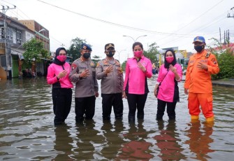 Dansat Brimob, Kapolrestabes Semarang dan Dirpolairud Polda Jateng bersama Bhayangkari turut bantu evakuasi banjir (7/2/2021)