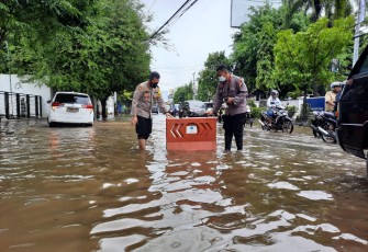 Kapolres Pekalongan Kota  AKBP M Irwan Susanto S.I.K,SH,MH langsung terjun ke lokasi untuk memberikan tanda peringatan dan mengurai arus lalu lintas, jalan agar tak membahayakan pengguna jalan, Senin (8/2/2021).