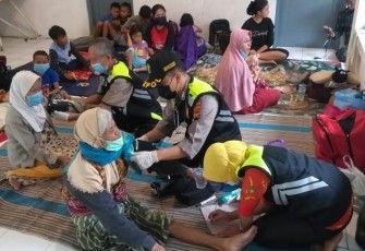 Urkes Polres Pekalongan, Senin (08/02/2021) memberikan pelayanan Kesehatan gratis kepada korban banjir di wilayah Kab. Pekalongan