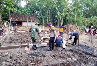 Anggota Koramil 15/Andong Kodim 0724/Boyolali Serma Widodo, Serka Supardi, Sertu Kasno, Serda Budi bersama Bhabinkamtibmas Polsek Andong Bripka Agus Priyono SH, Bripka Anung Susanto serta warga Dukuh Senggrong Rt 04/01 Desa Senggrong, Kecamatan Andong, Kabupaten Boyolali melaksanakan kegiatan bedah rumah warga masyarakat kurang mampu milik Sugimin warga setempat. Selasa (09/02).