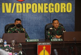 Kodam IV/Diponegoro menerima kunjungan tim pengawasan dan pemeriksaan (wasrik) Itjenad dalam rangka melaksanakan kegiatan pengawasan post audit Itjenad 2021 yang meliputi satuan jajaran Kodam IV/Diponegoro. Rangkaian kegiatan pemeriksaan tersebut diawali dengan acara taklimat awal oleh Tim Itjenad di ruang Bina Yudha Makodam IV/Dip, Selasa (9/2/2021).