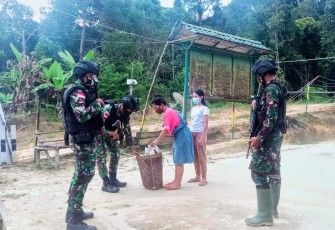 Anggota Satgas Pamtas RI-MLY Yonif 407/PK berhasil menggagalkan dua orang Pekerja Migran Indonesia (PMI) non prosedural yang akan masuk ke wilayah Malaysia melalui jalan tidak resmi/Jalan tikus di Desa Sei Kelik Kecamatan Ketungau Hulu, Kabupaten Sintang, Kalbar. Selasa (09/02/21)
