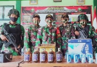 Satgas Pamtas RI-MLY Yonif 407/PK  Sei Kelik Mengamankan Barang Ilegal 