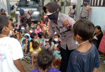 Jajaran Polisi Wanita (Polwan) dari Polres Pekalongan Kota menghibur anak-anak yang menjadi korban bencana alam banjir, yang tengah mengungsi di Posko banjir di Kecamatan Tirto Pekalongan,     