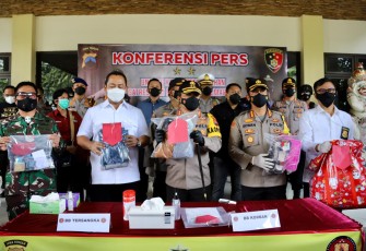 Kapolda Jateng beserta jajarannya saat konferensi pers