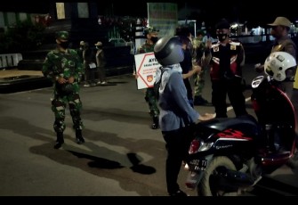TNI - Polri dan Satpol - PP menyisir tempat - tempat anak muda nongkrong. Adapun tempat - tempat para pedagang kuliner yang kerap disambangi oleh para pengunjung, berada di pinggiran Alun - alun Kota Batang, di Jalan Diponegoro Batang, Sabtu (13/2/21) malam.