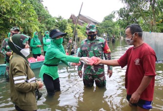Persit Cabang XXXIX dan Hipakad Salurkan Bantuan Korban Banjir