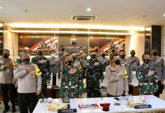 Pangdam IV/Diponegoro Mayjen TNI Bakti Agus Fadjari, S.I.P., M.Si. bersama Kapolda Irjen. Pol. Drs. Ahmad Luthfi, S.H., S.S.T. M.K. mengikuti kegiatan Rapat Pimpinan (Rapim) TNI-Polri secara virtual bertempat di Polda Jawa Tengah, Jl. Pahlawan, Semarang. Senin (15/2/2021).