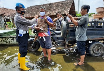 Kasie Propam Polres Pekalongan Kota Polda Jateng Iptu Safrowi SH Membagikan masker kepada korban banjir di Kecamatan Tirto