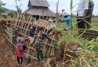 Anggota  Koramil 05/Cepiring Kodim 0715/Kendal melaksanakan kerja bhakti penambalan tanggul Kali Blukar di Desa Pandes Kecamatan Cepiring