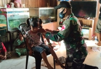 Anggota Pos Nanga Bayan Satgas Pamtas RI-MLY Yonif 407/PK, Peduli Kesehatan Balita dan Ibu Hamil di perbatasan dengan menggelar kegiatan Posyandu di Desa Nanga Bayan Dusun Keburau, Desa Nanga Bayan, Kecamatan Ketungau Hulu, Kabupaten Sintang, Kalbar. Kamis (18/02/21)