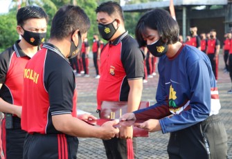 Kapolda Bengkulu Irjen Pol Drs Teguh Sarwono MSi Beri Penghargaan Kepada  Tiga Personil Dit Sabhara 